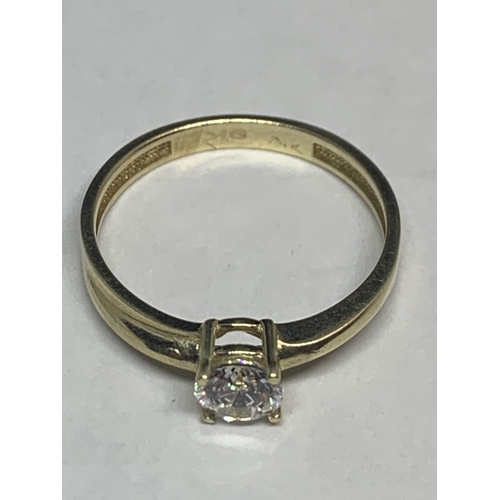 549 - A 9 CARAT GOLD RING WITH A CENTRE CLEAR STONE