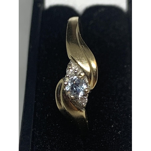 586 - A 9 CARAT GOLD RING ON TWIST DESIGN WITH CLEAR STONES IN A PRESENTATION BOX