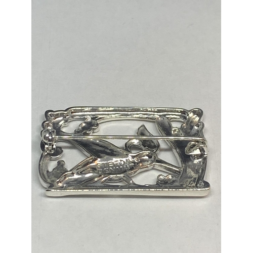 588 - A MARKED SILVER RECTANGULAR BROOCH WITH A HUMMINGBIRD DESIGN