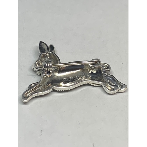 592 - A DECORATIVE MARKED SILVER RABBIT BROOCH WITH CLEAR STONE CHIPS AND A RED STONE EYE