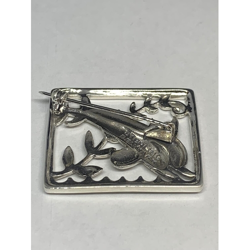 595 - A MARKED SILVER BROOCH DEPICTING TWO DOLPHINS