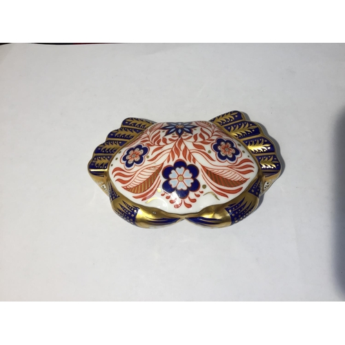 705 - A ROYAL CROWN DERBY CRAB WITH A GOLD STOPPER