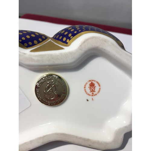 705 - A ROYAL CROWN DERBY CRAB WITH A GOLD STOPPER