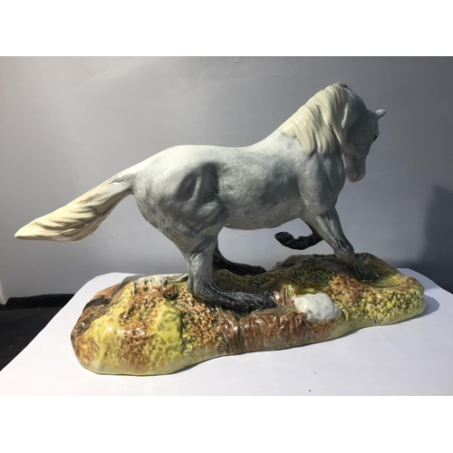 720 - A BOXED BESWICK CARMAGUE WILD HORSE LIMITED EDITION 228/100