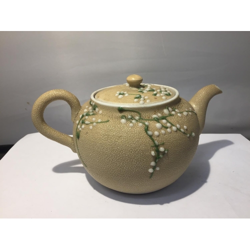 731 - A JAPENESE MEIJI MORIAGE SHARKSKIN POTTERY TEAPOT