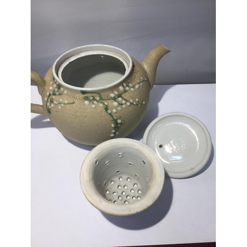 731 - A JAPENESE MEIJI MORIAGE SHARKSKIN POTTERY TEAPOT