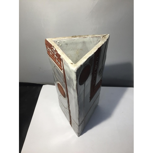 733 - A BRITISH STUDIO POTTERY TROIKA STYLE TRIANGULAR ABSTRACT DESIGN VASE, HEIGHT 22 CM