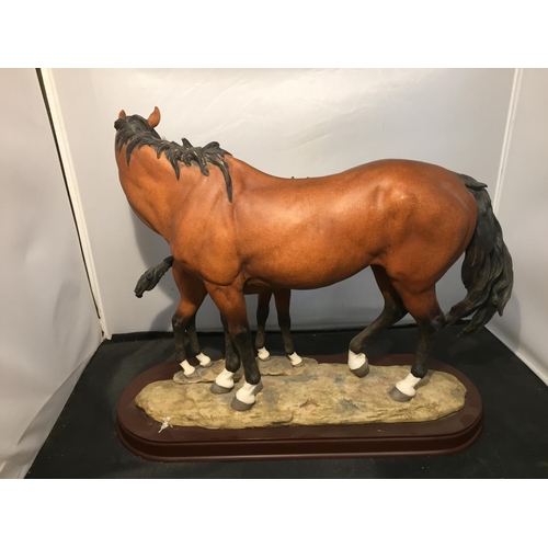 745 - A LARGE LEONARDO COLLECTION FIGURE OF A BAY MARE AND FOAL ON A WOODEN PLINTH