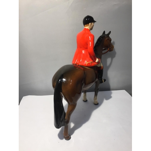 752 - A BESWICK HUNTSMAN ON A BAY HORSE