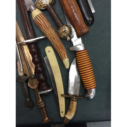 137 - TWELVE ASSORTED KNIVES TO INCLUDE A BOWIE EXAMPLE, BLADE LENGTHS VARY FROM 7CM -19CM