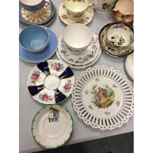 142 - A LARGE COLLECTION OF CERAMICS TO INCLUDE COMMEMORATIVE WARE, COLCLOUGH, AYNSLEY ETC.