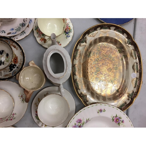 142 - A LARGE COLLECTION OF CERAMICS TO INCLUDE COMMEMORATIVE WARE, COLCLOUGH, AYNSLEY ETC.