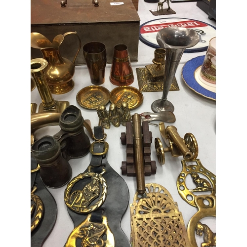 143 - A COLLECTION OF BRASS ITEMS TO INCLUDE CANDLE STICKS, DOOR PLATES AND HORSE BRASSES