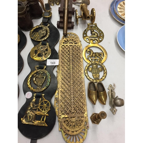 143 - A COLLECTION OF BRASS ITEMS TO INCLUDE CANDLE STICKS, DOOR PLATES AND HORSE BRASSES