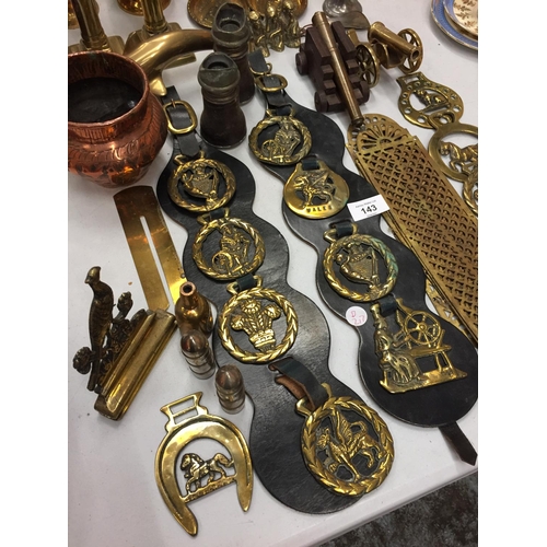 143 - A COLLECTION OF BRASS ITEMS TO INCLUDE CANDLE STICKS, DOOR PLATES AND HORSE BRASSES