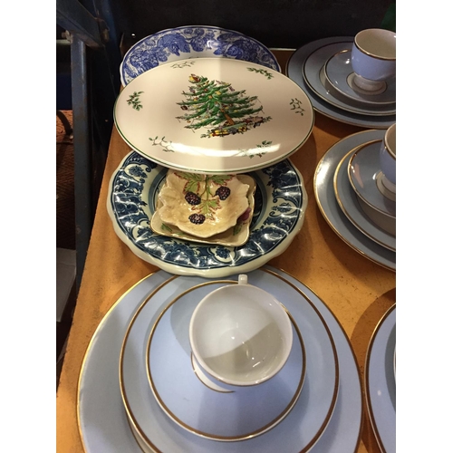 281 - A MIXED COLLECTION OF CERAMICS TO INCLUDE A BLUE AND WHITE DOULTON SET , A SPODE CHRISTMAS TREE AND ... 