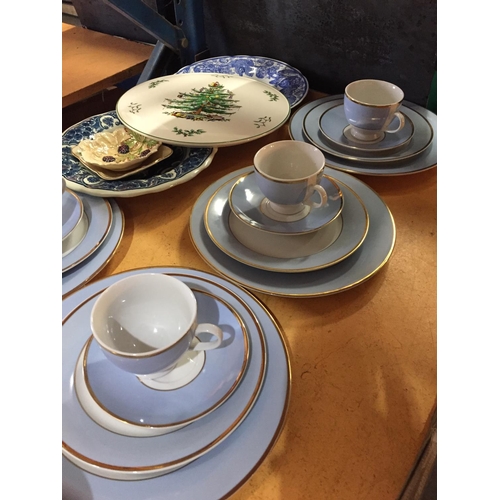 281 - A MIXED COLLECTION OF CERAMICS TO INCLUDE A BLUE AND WHITE DOULTON SET , A SPODE CHRISTMAS TREE AND ... 