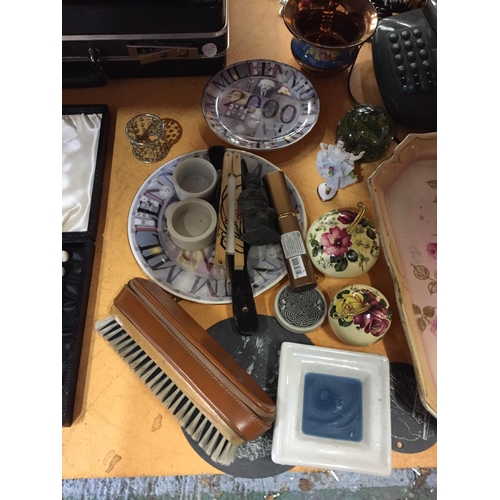 285 - A SELECTION OF VARIOUS ITEMS TO INCLUDE A VINTAGE DRESSING TABLE TRAY