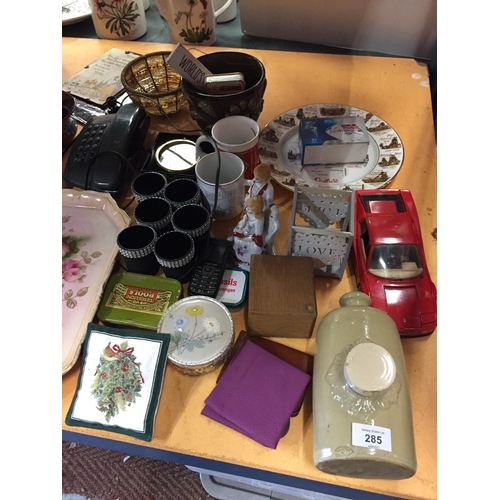 285 - A SELECTION OF VARIOUS ITEMS TO INCLUDE A VINTAGE DRESSING TABLE TRAY