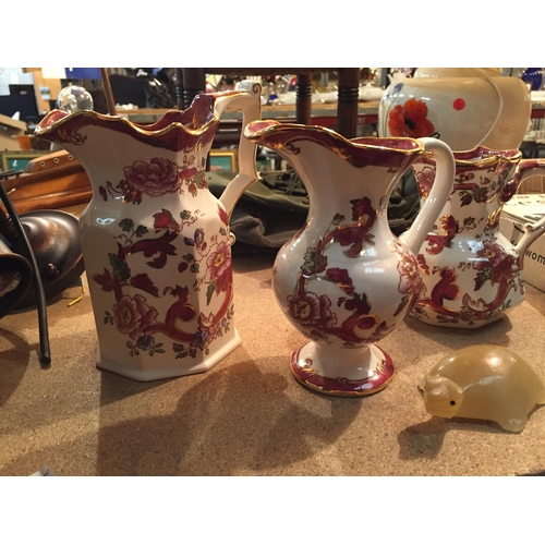 287 - A GROUP OF THREE MASONS MANDALAY RED JUGS AND A TURTLE PAPERWEIGHT