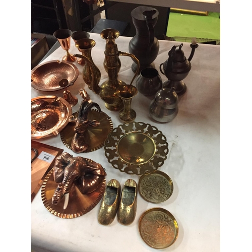 300 - A MIXTURE OF COPPER AND BRASS ITEMS