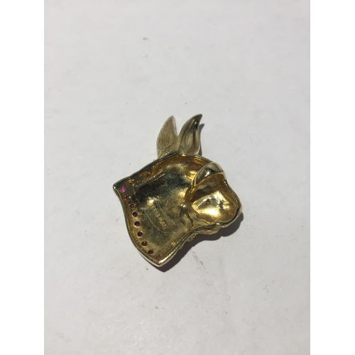 614 - A SILVER GILT PENDANT IN THE FORM OF A HARE WITH A PINK STONE COLLAR