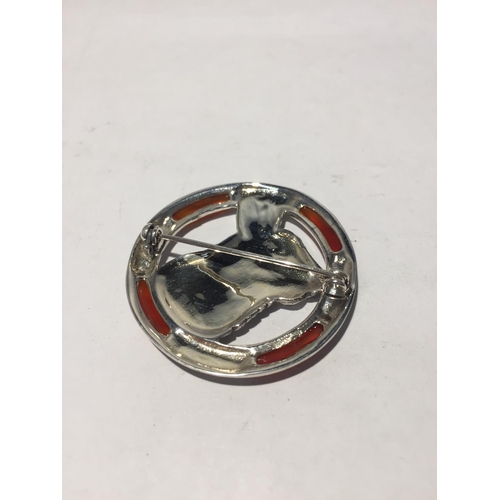 618 - A MARKED SILVER AND AGATE BROOCH WITH A HARE DESIGN