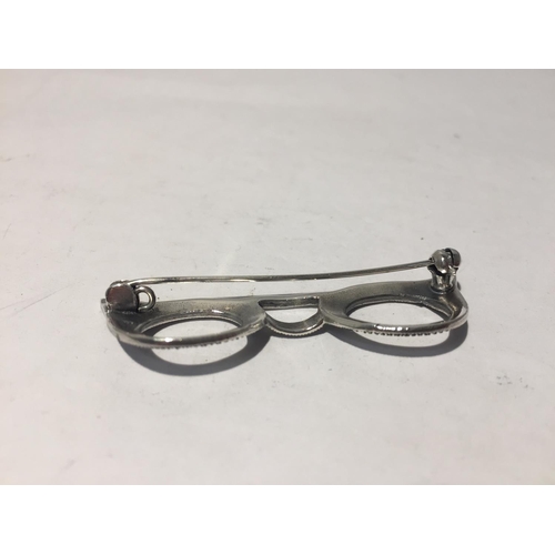 625 - A MARKED SILVER BROOCH IN THE FORM OF A PAIR OF GLASSES WITH CLEAR STONES AND CHIPS