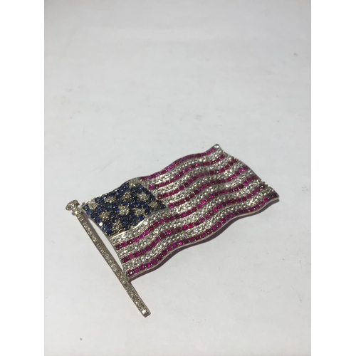 627 - AN AMERICAN FLAG BROOCH WITH RUBYS, DIAMONDS AND SAPPHIRES ON A GOLD GILT MOUNT