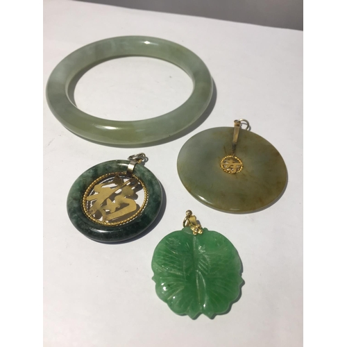 628 - FOUR VARIOUS PIECES OF JADE TO INCLUDE A BANGLE AND THREE PENDANTS