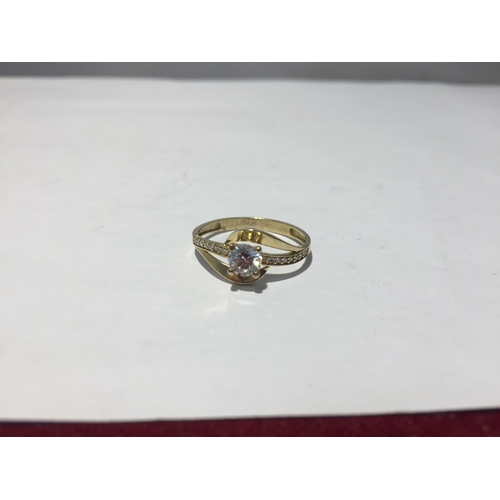 629 - A 9 CARAT GOLD RING WITH A CLEAR STONE SOLITAIRE AND CLEAR STONES ON THE SHOULDERS WITH PRESENTATION... 