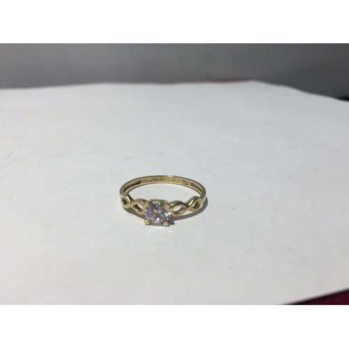 630 - A 9 CARAT GOLD RING WITH A CLEAR STONE SOLITAIRE AND A TWISTED DESIGN ON THE SHOULDER IN A PRESENTAT... 