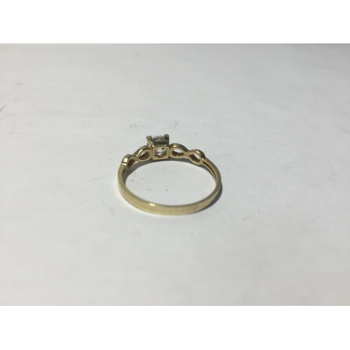 630 - A 9 CARAT GOLD RING WITH A CLEAR STONE SOLITAIRE AND A TWISTED DESIGN ON THE SHOULDER IN A PRESENTAT... 