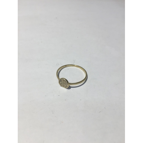 636 - A 9 CARAT GOLD RING WITH A SOLITARE CIRCLE MADE UP OF CLEAR STONES