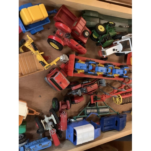 331 - A WOODEN TRAY OF VINTAGE DIE CAST MODEL FARM VEHICLES