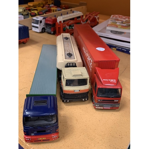 341 - THREE CORGI WAGONS TO INCLUDE A GUINESS, PARCELFORCE AND FLATBED