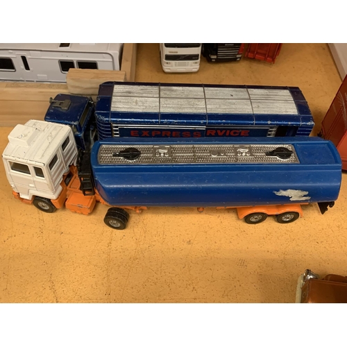 343 - FOUR CORGI WAGONS WITH TRAILER TO INCLUDE A EXPRESS SERVICE, TANKER, NATIONAL RACING STABLES AND A C... 