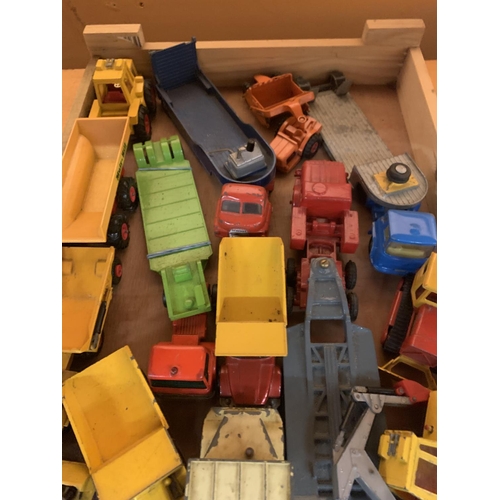 345 - A COLLECTION OF CONSTRUCTION MODELS TO INCLUDE DINKY, CORGI, MATCHBOX, ETC