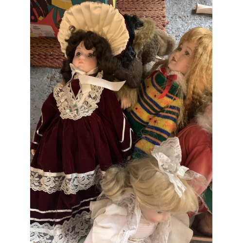 391 - A LARGE SELECTION OF COLLECTABLE DOLLS