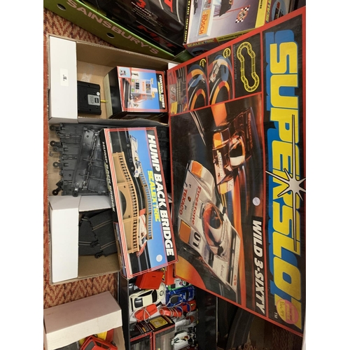 428 - AN EXTENSIVE COLLECTION OF SCALEXTRIC TO INCLUDE A VARIETY OF TRACKS AND CARS ETC