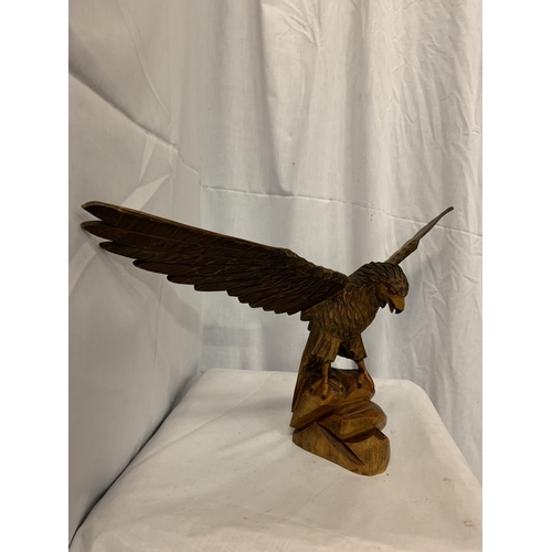 101 - A WOODEN CARVED FIGURE OF AN EAGLE WITH ADJUSTABLE WINGS