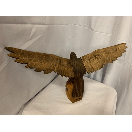 101 - A WOODEN CARVED FIGURE OF AN EAGLE WITH ADJUSTABLE WINGS