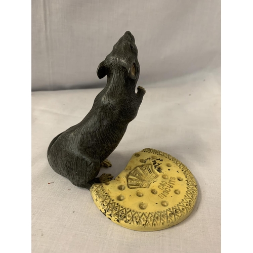 43 - A COLD PAINTED BRONZE RAT FIGURINE EATING A BISCUIT H: 13CM