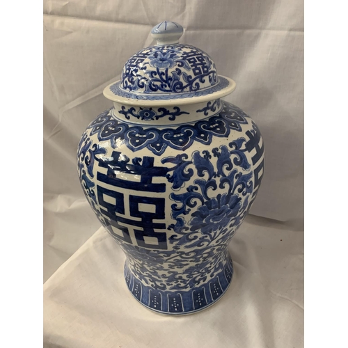 43A - A LARGE 19TH CENTURY CHINESE BLUE AND WHITE LIDDED TEMPLE JAR / VASE, LATER SEAL MARK TO BASE, HEIGH... 