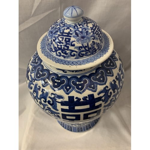 43A - A LARGE 19TH CENTURY CHINESE BLUE AND WHITE LIDDED TEMPLE JAR / VASE, LATER SEAL MARK TO BASE, HEIGH... 