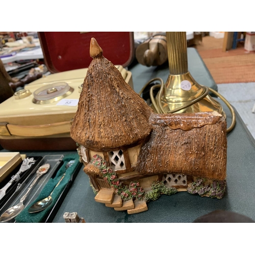 51 - A COLLECTION OF ASSORTED ITEMS TO INCLUDE LILLIPUT LANE COTTAGES, PAPERWEIGHT, ELEPHANT ETC