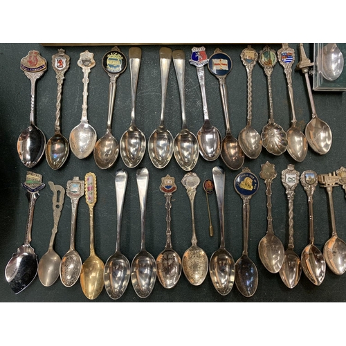 54 - A LARGE COLLECTION OF SOUVENIR SPOONS AND A BOXED SET OF FRUIT SPOONS WITH SERVING SPOON