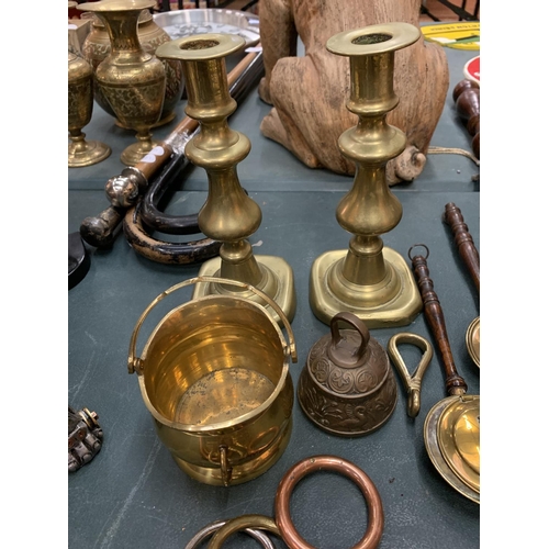 55 - A COLLECTION OF BRASS WARE TO INCLUDE WARMING PAN, CANDLESTICKS, HORSE BRASSES ETC