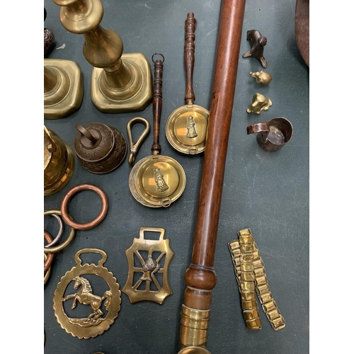 55 - A COLLECTION OF BRASS WARE TO INCLUDE WARMING PAN, CANDLESTICKS, HORSE BRASSES ETC