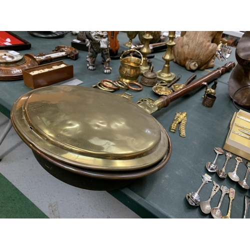 55 - A COLLECTION OF BRASS WARE TO INCLUDE WARMING PAN, CANDLESTICKS, HORSE BRASSES ETC